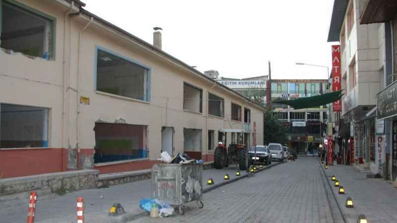 <p>Malatya’nın meşhur okulu tarihe karışıyor</p>
<div id="12112377_9085_ED89_7191_13C24545FB94"></div>