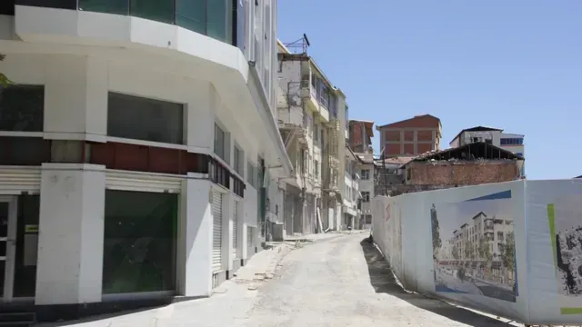 <p>Yaşanan depremlerin ardından hasar tespiti yapılarak ağır hasarlı binalar belirlendi.</p>
<div id="CB193EC9_444B_4F7F_AE98_903CD316B4E1"></div>