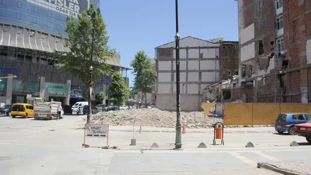 <p>Ağır hasar alan yapılar yıkılırken orta hasarlı yapılar için ise apartmanın çoğunluk rızası olduğu takdirde güçlendirme kararı verildi.</p>
<p></p>
<div id="CB193EC9_444B_4F7F_AE98_903CD316B4E1"></div>