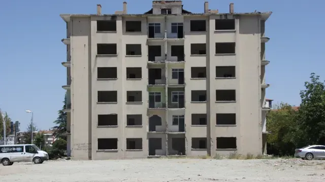 <p>Diğer yandan ise hasar tespitine bazı itirazlar yapıldı ve bu itirazlar mahkemeye taşındı.</p>
<h3></h3>
<div id="CB193EC9_444B_4F7F_AE98_903CD316B4E1"></div>