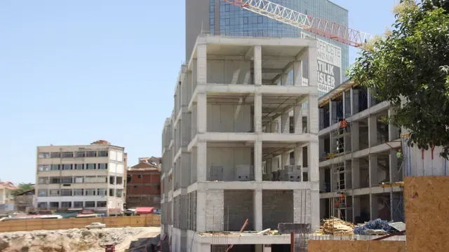 <p>Ağır hasar alan şehirde yaşayan binlerce insan göç etmek zorunda kaldı ve binlerce vatandaşın da evi, iş yeri ağır hasar alarak kullanılamaz hale geldi.</p>
<p></p>
<div id="CB193EC9_444B_4F7F_AE98_903CD316B4E1"></div>