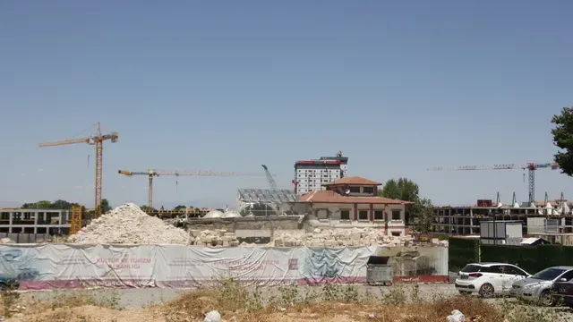 <p>Vatandaşlar konteynerlere yerleştirildi, esnaflar için ise geçici ticaret alanları kuruldu.</p>
<p></p>
<div id="CB193EC9_444B_4F7F_AE98_903CD316B4E1"></div>