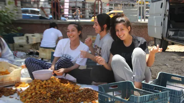 <p>Kayısı hasadı yapıldı Malatyalılar için patik sezonu başladı</p>