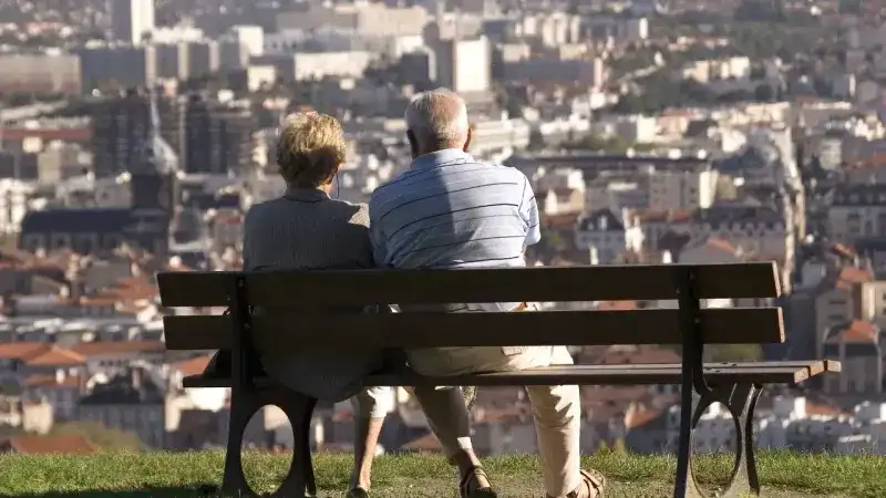 <p>15 yıl sigortalı çalışmış ve en az 3600 gün prim ödemiş bireyler, kısmi emeklilikten yararlanabilir. Bu yöntem, kadınlar için 58, erkekler için ise 60 yaşında emeklilik fırsatı sunar. Ancak bu olanak, 9 Eylül 1999 öncesi sigortalı olanlar için geçerli.</p>