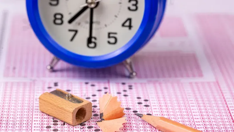 <p>Yaz okuluna, güz ve bahar döneminde kayıt yenileten veya yeniletmeyen, yarı yıl fark etmeksizin tüm Açıköğretim Sistemine göre öğretim yapan fakültelerin öğrencileri kayıt yaptırabilir. Ayrıca öğrenciler, üst yarıyıl ya da alt yarıyıllardan hiç almadıkları dersleri yaz okulunda alma fırsatına sahip.</p>