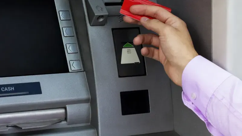 <p>Türk-İş verilerine göre, temmuz ayında açlık sınırı 19 bin 234,43 TL'ye yükselerek asgari ücreti aştı. Aynı raporda, gıda harcamaları ile giyim, konut (kira, elektrik, su, yakıt), ulaşım, eğitim, sağlık ve diğer zorunlu harcamaların toplamı (yoksulluk sınırı) 62 bin 652,87 TL'ye ulaştığı belirtildi.</p>