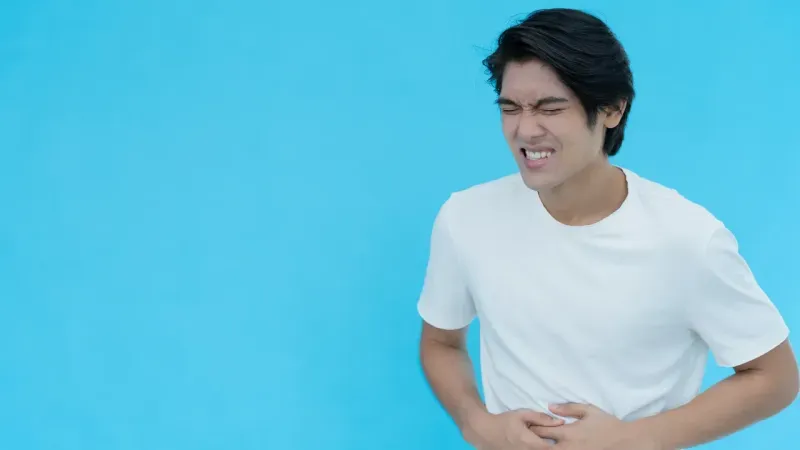 <p>Mesane kanseri belirtileri genellikle idrar yoluyla ilişkilidir ve hastalığın evresine bağlı olarak değişiklik gösterebilir. İşte mesane kanserinin yaygın belirtileri:<br />İdrarda Kan: İdrarda görünür kan (hematuria) en sık rastlanan belirti olup, idrarın kırmızı, pembe veya koyu kahverengi renk almasına neden olabilir.<br />Sık İdrara Çıkma: Normalden daha sık idrara çıkma ihtiyacı hissi.<br />İdrar Yaparken Ağrı veya Yanma: İdrar yaparken rahatsızlık, ağrı veya yanma hissi olabilir.<br />Acil İdrara Çıkma İhtiyacı: Ani ve güçlü bir idrar yapma ihtiyacı hissi, yani idrarı tutamama.<br />İdrar Yolunda Tıkanıklık veya Akıntı: İdrar akışında değişiklikler, idrarın zayıf bir akışla gelmesi veya tıkanıklık hissi olabilir.<br />Pelvik Ağrı: Alt karın veya pelvik bölgede rahatsızlık veya ağrı.<br />Genel Rahatsızlık veya Yorgunluk: İlerleyen vakalarda, genel bir halsizlik, yorgunluk veya kilo kaybı görülebilir.<br />Şişlik: Mesanenin çevresindeki alanlarda, özellikle alt karında şişlik olabilir.</p>