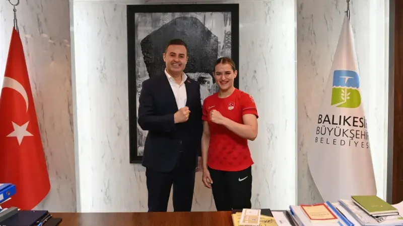 <p>Esra Yıldız Kahraman, 4 Temmuz 1997 tarihinde Nevşehir’de dünyaya geldi. Şu anda 27 yaşında olan milli boksör, Balıkesir Büyükşehir Belediyespor bünyesinde kariyerine devam etmektedir.</p>