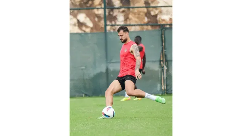 <p>Galatasaray, Trendyol Süper Lig’in 1. haftasında Hatayspor ile oynayacağı maçın hazırlıklarını bugün yaptığı antrenmanla tamamladı. Florya Metin Oktay Tesisleri’nde, Teknik Direktör Okan Buruk yönetiminde dinamik ısınmayla başlayan idman, üç grup halinde 8’e 2 pas çalışmasıyla devam etti. Antrenman, taktik çalışmayla sona erdi. Galatasaray, Trendyol Süper Lig’in 1. haftasında yarın saat 21.00’de RAMS Park’ta Hatayspor’u konuk edecek.</p>