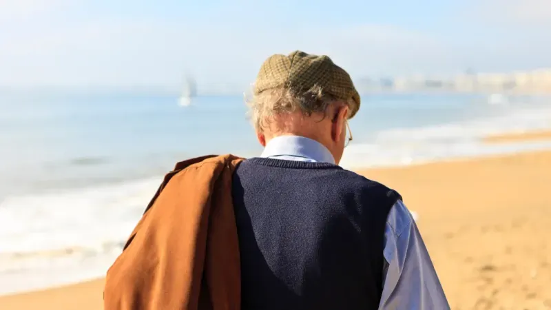 <p>Emeklilere yönelik olarak, SGK tarafından www.emekliler.gov.tr adlı bir site oluşturuldu. Bu platformda emeklilere sunulan haklar, ayrıcalıklar ve indirimler hakkında bilgiler yer alıyor. Ayrıca, ALO 170 Çalışma ve Sosyal Güvenlik İletişim Merkezi'nde, emeklilere öncelikli hizmet veren Emekli Danışmanı Uygulaması devreye alındı.</p>