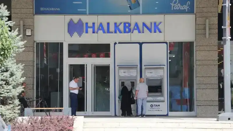 <p>İş Bankası’na emekli maaşını taşıyanlar, 3 yıl boyunca maaşlarını bu bankadan almayı taahhüt ettiklerinde promosyon alacaklardır.</p>
<p>Promosyon Tutarları:</p>
<p>10.000 TL'ye kadar: 5.000 TL</p>
<p>10.000 TL - 15.000 TL: 8.000 TL</p>
<p>15.000 TL - 20.000 TL: 10.000 TL</p>
<p>20.000 TL ve üzeri: 12.000 TL</p>