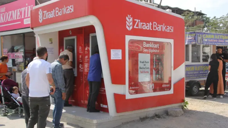 <p>DenizBank, emekli maaşını 3 yıl boyunca almak için taahhüt veren emeklilere 20.000 TL'ye kadar nakit promosyon sunmaktadır.</p>
<p>Promosyon Tutarları:</p>
<p>0 - 9.999 TL: 5.000 TL</p>
<p>10.000 - 14.999 TL: 8.000 TL</p>
<p>15.000 - 19.999 TL: 10.000 TL</p>
<p>20.000 TL ve üzeri: 12.000 TL</p>