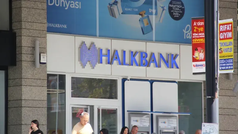 <p>Maaşını 3 yıl boyunca Halkbank üzerinden almayı taahhüt eden tüm SGK emeklileri:</p>
<p>10.000 TL - 14.999,99 TL: 8.000 TL</p>
<p>15.000 TL - 19.999,99 TL: 10.000 TL</p>
<p>20.000 TL ve üzeri: 12.000 TL</p>