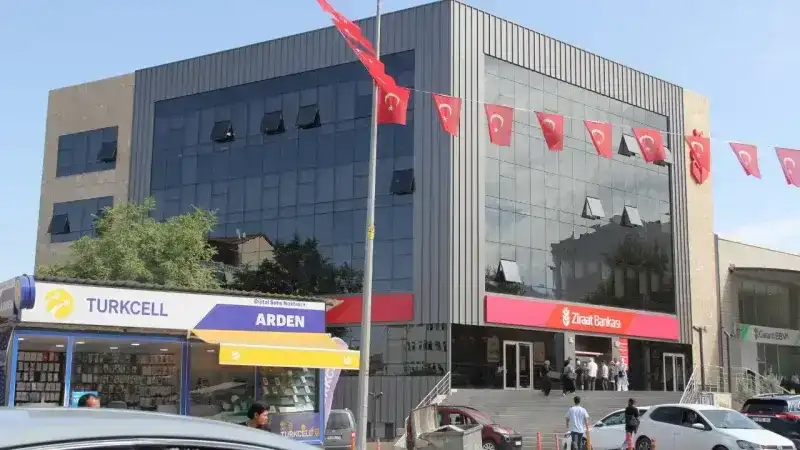 <p>Türkiye Finans, emekli maaşını bankaya taşıyan emeklilere 14.500 TL'ye varan nakit promosyon sunuyor. Ayrıca, her yeni emekli yakını için 250 TL’ye kadar ek ödül kazanma imkanı mevcut.</p>
<p>Promosyon Tutarları:</p>
<p>9.999 TL'ye kadar: 5.000 TL</p>
<p>10.000 TL - 14.999 TL: 8.000 TL</p>
<p>15.000 TL - 19.999 TL: 10.000 TL</p>
<p>20.000 TL ve üzeri: 12.000 TL</p>