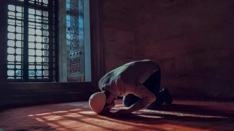 <p>Diyanet İşleri Başkanlığı Din İşleri Yüksek Kurulu tarafından bu soru şu şekilde yanıtlandı:</p>
<p>“Halk arasında Hz. Süleyman (a.s.) döneminde yaşanan kuraklık sırasında bir karıncanın yağmur yağması amacıyla yaptığı dua olduğuna inanılan ve bu sebeple “karınca duası” denilen dua, güvenilir hadis kaynaklarında yer almamaktadır. Halk arasında yaygın olan bu duanın içeriği, esmâ-i hüsna’nın bir bölümü, Allah Teâlâ’ya yönelik bazı hitaplar ve bereket talebinden ibarettir. İçeriğinde dine aykırı bir ifade bulunmayan söz konusu duayı okumakta sakınca olmamakla birlikte bu duanın Hz. Peygamber’den (s.a.s.) rivâyet edilen bir hadis olarak anlaşılması ve kazanç temin etmek maksadı ile okunması veya kullanılması dinen caiz değildir.”</p>