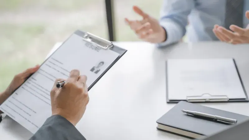 <p>Profesör Kadrosu Başvuruları: Profesör kadrosuna başvuru yapacak adaylar, başvurularını Rektörlüğe (Yazı İşleri Müdürlüğüne) yapacaklardır. Bu kadro için atamalar “devamlı statü” ile yapılacak olup, atanacak kişiler 10 yıl boyunca gelir getirici mesleki faaliyetlerde bulunamayacaklarını beyan edecekler.</p>
<p>Doktor Öğretim Üyesi Kadrosu Başvuruları: Doktor Öğretim Üyesi kadrosuna başvurular, ilgili fakültelerin ilan edilen birimlerine şahsen yapılacak.</p>
<p>Başvurular yalnızca şahsen kabul edilecek olup, posta yoluyla yapılan başvurular dikkate alınmayacaktır. Eksik belge ile yapılan başvurular işleme alınmayacak.</p>
<div id="CB193EC9_444B_4F7F_AE98_903CD316B4E1"></div>