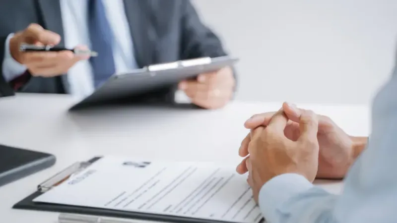 <p>Adaylar, 657 sayılı Devlet Memurları Kanunu'nun 48. maddesinde belirtilen şartları taşımak zorunda.</p>
<p>Her aday sadece bir kadroya başvuruda bulunabilir.</p>
<p>Doçentlik kadrosuna, profesör kadrosunda olanlar başvuramazken, doktor öğretim üyesi kadrosuna profesör ve doçent kadrosunda olanlar başvuruda bulunamayacak.</p>
<p>Eksik belge ile yapılan başvurular dikkate alınmayacak ve atama sonrasında eksik veya uygun olmayan başvurular tespit edilirse atama iptal edilecek.</p>
<p>Başvuru sırasında adaylar; fotoğraf, kimlik fotokopisi, lisans, yüksek lisans, doktora mezuniyet belgeleri, yabancı dil sınav sonuç belgesi, adli sicil belgesi, askerlik durum belgesi (erkek adaylar için), özgeçmiş, bilimsel eserler listesi ve hizmet belgesi gibi evrakları sisteme yüklemeli.</p>
<div id="CB193EC9_444B_4F7F_AE98_903CD316B4E1"></div>