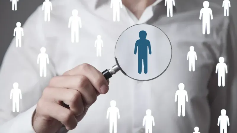 <p>Başvuru yapacak adayların, 657 sayılı Devlet Memurları Kanunu'nun 48’inci maddesinde belirtilen genel şartları taşıması gerekmekte. Ayrıca, bilgisayar mühendisliği, yazılım mühendisliği, elektrik-elektronik mühendisliği, endüstri mühendisliği gibi dört yıllık mühendislik fakültelerinden mezun olma şartı aranıyor. Diğer fakültelerden mezun adaylar, yalnızca iki kat ücret ödenecek pozisyonlar için başvuru yapılabilecek.</p>
<p>Adayların yazılım geliştirme, ağ yönetimi veya sistem kurulumu gibi alanlarda deneyim sahibi olmaları gerekmekte. En az iki güncel programlama dilini bildiklerini belgelemeleri isteniyor. Erkek adaylar için askerlik hizmetini tamamlamış veya erteletmiş olmak da şartlar arasında yer almakta.</p>
<div id="CB193EC9_444B_4F7F_AE98_903CD316B4E1"></div>