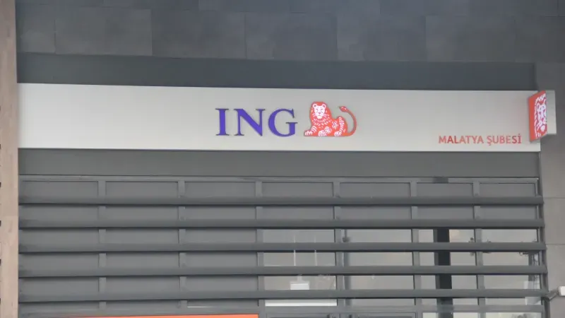 <p>Emekli maaşını ING’ye taşıyan müşteriler, dijital bankacılık üzerinden gerçekleştirdikleri para transferlerinden masraf ödemezken, yüzde 3,84’ten başlayan faiz oranlarıyla ihtiyaç kredisi kullanma imkanına sahip olacaklar. Ayrıca, 3 ay boyunca Turuncu Ekstra Plus avantajlarından puan toplama zorunluluğu olmadan yararlanabilecekler.</p>