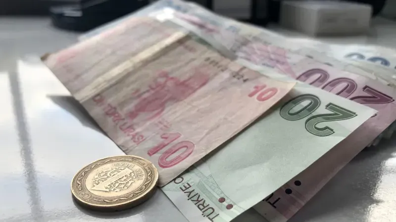 <p>Evde bakım maaşının kesilmesine yol açabilecek bazı durumlar bulunmaktadır. Bunlardan en yaygın olanları, bakıma muhtaç kişinin sağlık durumunda iyileşme olması, hane gelirinin belirlenen sınırı aşması veya bakım hizmetinin yeterli düzeyde sağlanamaması gibi durumlar. Ayrıca, bakıma muhtaç kişi vefat ettiğinde ya da bakımı üstlenen kişinin bu görevini bırakması durumunda maaş kesilir. Bu yüzden, maaşın devamlılığı için gerekli şartların karşılanması önemli.</p>
<div id="FF6750A8_245F_EB5D_C189_22CCFC9B913F"> </div>
<div id="FF6750A8_245F_EB5D_C189_22CCFC9B913F"></div>