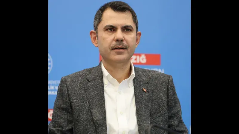 <p>Çevre, Şehircilik ve İklim Değişikliği Bakanı Murat Kurum'a, Malatya Büyükşehir Belediye Meclisi tarafından AK Parti, CHP ve MHP gruplarının oy birliğiyle ‘Fahri Hemşehrilik Beratı' verildi. Büyükşehir Belediye Başkanı Sami Er, depremin ardından şehrin yaralarının sarılması ve yeniden ayağa kalkması için gayret gösteren Bakan Kurum'un Malatyalıların gönlünde müstesna bir yer edindiğini söyledi.</p>