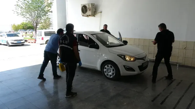 <p>Malatya'da bir şahıs boşanma aşamasındaki eşini tartıştığı aracın içerisinde tabanca ile göğsünden vurdu. Yaralı eşini hastaneye götüren zanlı burada polise teslim oldu.</p>