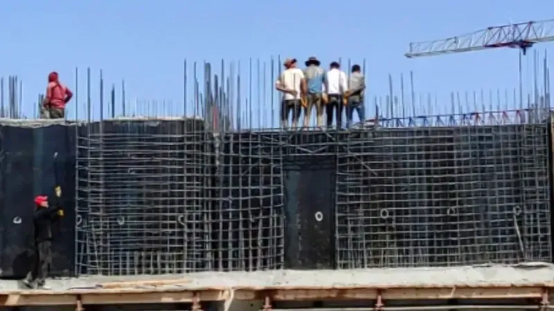 <p>Malatya'da yapılan konutlarda çalışan işçilerin inşaatta halay çektiği anlar cep telefonu kamerasına yansıdı. Deprem bölgesi Malatya'da rezerv alanlarında çalışmalar hızla sürerken Yeşilyurt ilçesine bağlı Hoca Ahmet Yesevi Mahallesi'nde bulunan Yeşilevler Sitesinde de bloklar yükselmeye başladı. Bölgedeki çalışmalar aralıksız sürerken cep telefonu ile çekilen bir görüntü ise izleyenleri gülümsetti.</p>