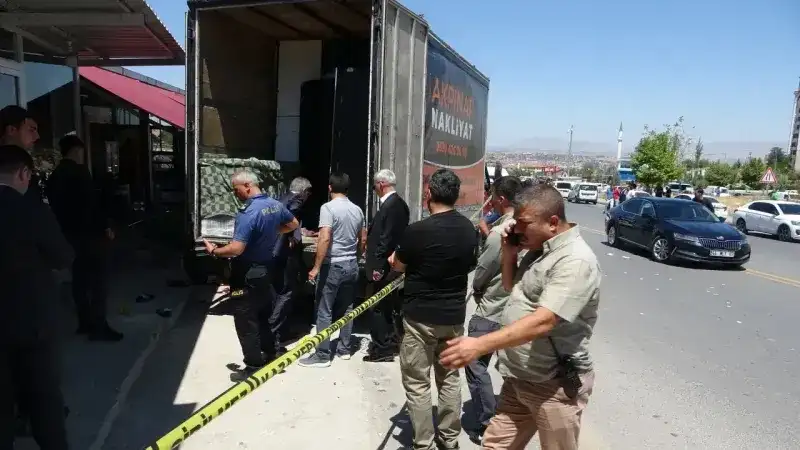 <p>Malatya'nın Yeşilyurt ilçesinde bir polis memurunun da karıştığı silahlı kavgada 3 kişi öldü, 2 kişi yaralandı. Ölenlerin arasında polis memurunun annesi de vardı.</p>