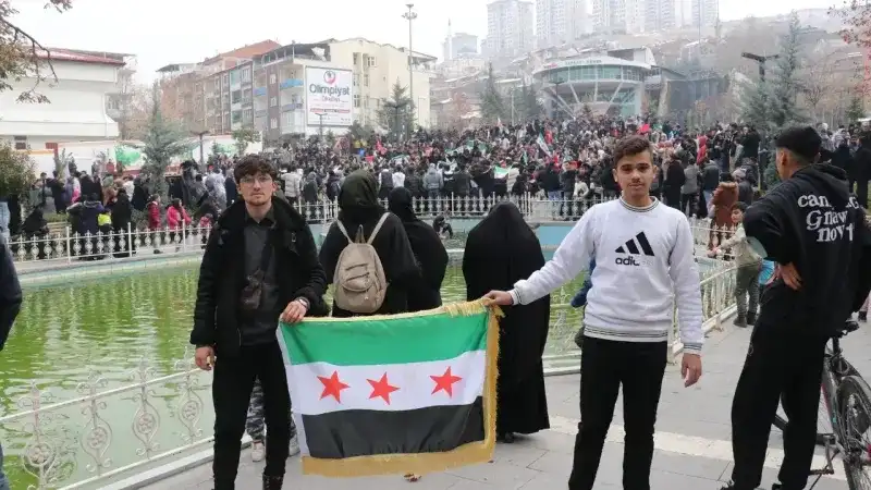 <p>Suriye'de 61 yıllık Esed rejiminin devrilmesinin ardından Malatya'da ikamet eden Suriyeliler, sokaklara çıkarak kutlamalar yaptı. Türk bayrağı ve Suriye bayrağı açan vatandaşlar, "İnşallah yakın zamanda memleketimize döneceğiz. Herkes bizi bıraktı, Cumhurbaşkanı Recep Tayyip Erdoğan bırakmadı. Biz hepimiz kardeşiz" diye konuştular.</p>
<p></p>
<p>Öte yandan yangınlar ve intiharlardaki artış da bu sene Malatya’nın gündeminden düşmedi.</p>