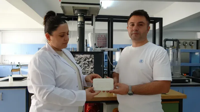 <p>Malatya'da hava araçlarını lazer silahlarına karşı koruyacak kompozit bir madde geliştiren İnönü Üniversitesinde görev yapan akademisyen çifte yönelik saldırı girişimi polis tarafından engellendi. Polisle zanlılar arasında yaşanan kovalamaca ise kameralara yansıdı.</p>