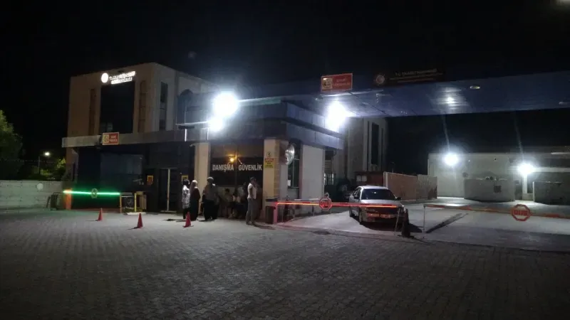 <p>Malatya'nın Doğanşehir ilçesinde 10 yıl önce kayıp olan şahsın cesedi depremin yıktığı evin temelinde bulundu. Olayla ilgili biri kadın 3 kişi tutuklandı.</p>