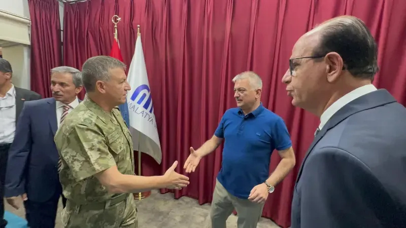 <p>Cumhurbaşkanı Kararnamesi ile Mülkiye Başmüfettişliği görevine atanan Malatya Valisi Ersin Yazıcı, valilikte düzenlenen uğurlama töreni ile kentten ayrıldı.</p>