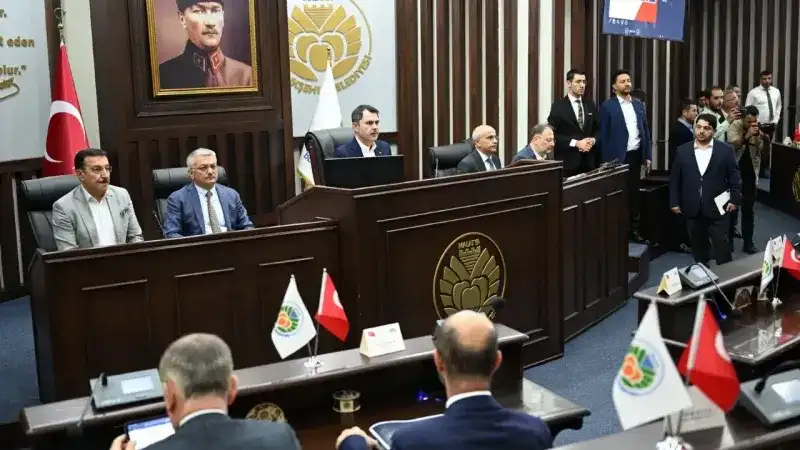 <p>Çevre Şehircilik ve İklim Değişikliği Bakanı Murat Kurum, bakanlık görevi devralmasının ardından ilk ziyaretini deprem bölgesi Malatya’ya gerçekleştirdi.</p>