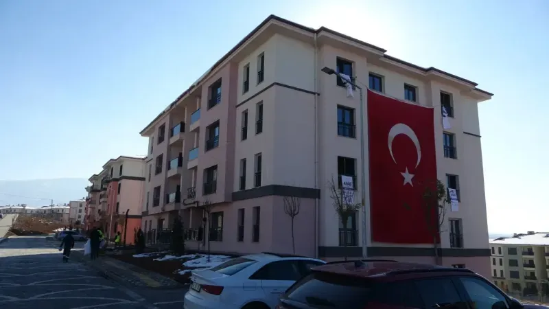 <p>Kahramanmaraş merkezli 6 Şubat 2023'te meydana gelen depremlerde büyük yıkım yaşayan Malatya'da, yapımı tamamlanan 2 bin 313 kalıcı konut çekilen kurayla hak sahiplerine teslim edildi.</p>