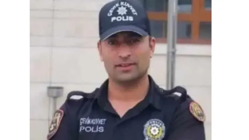 <p>İstanbul’da görev yapan Malatyalı polis memuru Bayram Koç geçirdiği kalp krizi sonucu hayatını kaybetti. Koç memleketi Malatya’da, düzenlenen törenle son yolculuğuna uğurlandı. İstanbul Emniyet Müdürlüğü Çevik Kuvvet Şube Müdürlüğünde görevli polis memuru Bayram Koç'tan (27) haber alamayan yakınları durumu mesai arkadaşlarına bildirdi. Bunun üzerine arkadaşları Bayrampaşa ilçesi Orta Mahallesi Göksu Sokak'ta ikamet eden Koç’un evine gitti. Çilingir yardımıyla ikamete giren polis memurunun arkadaşları Bayram Koç'un hayatını kaybettiğini belirledi.</p>