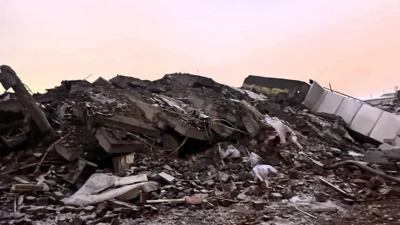 <p>Kahramanmaraş merkezli depremlerde Malatya’da 21 kişiye mezar olan Kırçuval Otel ile ilgili savcılığın hazırladığı iddianame mahkemece kabul edildi. 11 sanığın ‘Bilinçli taksirle birden fazla kişinin ölümüne ve yaralanmasına neden olma’ suçundan yargılanması yapıldı.</p>