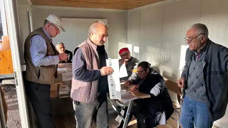 <p>31 Mart Yerel seçimlerin tamamlanması ile Malatya Büyükşehir Belediyesi Başkanlığını Sami Er kazandı. Yine merkez ilçeler olan Yeşilyurt ve Battalgazi’de AK Parti’nin kazanması ile seçim zaferi İl Binası önünde coşkuyla kutlandı. Malatya’da AK Parti 7, CHP 5, MHP 1 ilçede belediye başkanlığını kazandı. Büyükşehir Belediyesinde ise AK Parti’nin adayı en çok oy alan isim oldu.</p>