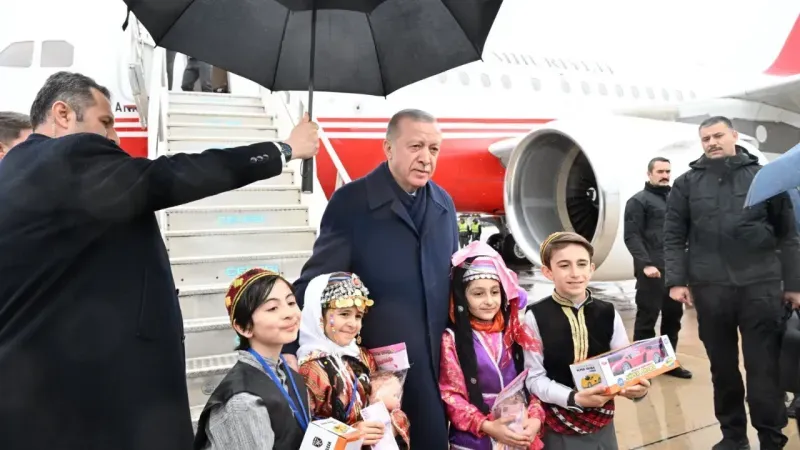 <p>Miting programı için Malatya'ya gelen Cumhurbaşkanı Recep Tayyip Erdoğan’a vatandaşlar ilgi göstererek sevgi gösterisinde bulundu. Erdoğan, Malatya Erhaç Havaalanı'nda kent protokolü tarafından karşılandı.</p>