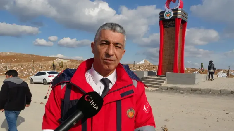 <p>Malatya'da, Kahramanmaraş merkezli depremlerde hayatını kaybedenler anısına '6 Şubat deprem şehitleri anıtı' yapıldı. Büyükşehir Mezarlıklar Dairesi Başkanı Osman Gönültaş, çevre illerde hayatını kaybeden ve şehir mezarlığına defin edilen 133 kişi ile birlikte toplamda bin 381 deprem şehidinin isminin anıtta yaşatılacağını söyledi.</p>
<p></p>
<p>MALATYA’DA 6 ŞUBAT'TA OKULLAR TATİL EDİLDİ – 6 ŞUBAT 2024</p>
<p>Kahramanmaraş merkezli depremlerde ağır hasar alan illerden olan Malatya’da depremin yıldönümü nedeniyle 6 Şubat'ta tüm okullar tatil edildi.</p>