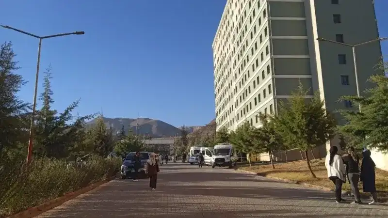 <p>Malatya’nın Battalgazi ilçesinde 22 yaşındaki genç kız yurt binası önünde ölü bulundu. Olay, sabah Battalgazi ilçesi Bulgurlu Mahallesi’nde meydana geldi. İddiaya göre, öğrenci yurdu önünde bir kişinin yerde hareketsiz yattığını görenler durumu 112 Acil Çağrı Merkezi’ne bildirdi. İhbar üzerine bölgeye polis ile sağlık ekipleri sevk edildi. Ekipler yaptıkları kontrollerde şahsın hayatını kaybettiğini belirledi. Hayatını kaybeden şahsın 22 yaşındaki Hatice Tunç olduğu ve yurtta kaldığı tespit edilirken genç kızın cenazesi adli tıp kurumuna kaldırıldı.</p>