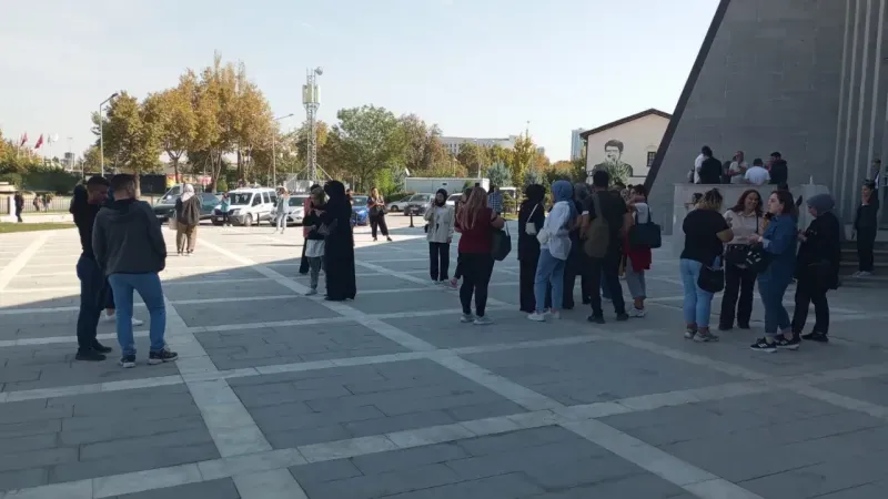 <p>Afet ve Acil Durum Yönetimi Başkanlığı (AFAD), Malatya'nın Kale ilçesinde 5.9 büyüklüğünde deprem meydana geldiğini açıkladı. AFAD'ın paylaştığı bilgilere göre, Malatya'nın Kale ilçesinde saat 10.46'da 5.9 büyüklüğünde deprem meydana geldi. Depremin 10.07 kilometre derinlikte meydana geldiği belirlenirken büyük korku ve paniğe neden olan deprem sonrası Malatyalılar cadde ve sokaklara döküldü. Malatya'da, Kale ilçesinde meydana gelen 5,9 büyüklüğündeki deprem sonrasında kentte okullar 1 gün süreyle tatil edildi. İçişleri Bakanı Ali Yerlikaya da şehre geldi.</p>