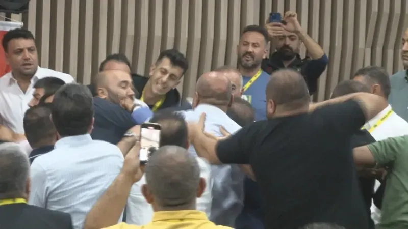 <p>Trendyol 1. Lig'de mücadele eden Yeni Malatyaspor'un olağanüstü seçimli genel kurulunda gergin anlar yaşandı. Mevcut Başkan Adil Gevrek konuşurken yaşanan tartışma sonrası yumruklu kavga çıktı, dışarıda da taraftar gruplarının olaylara müdahil olması ile 3 kişi gözaltına alındı.</p>