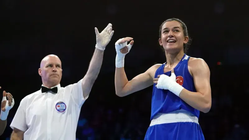 <p>Paris 2024 Olimpiyat Oyunları'nda boks branşı kadınlar 54 kiloda milli boksör Hatice Akbaş, Çinli Yuan Chang'a mağlup olarak gümüş madalyanın sahibi oldu.</p>