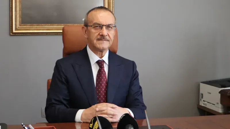 <p>Son Valiler Kararnamesi ile Kocaeli'nden deprem bölgesi Malatya'ya atanan Vali Seddar Yavuz görevine başladı. Vali Yavuz, “Mesai mefhumu gözetmeksizin gece gündüz çalışacağız ve bu şehirde her zaman olduğu gibi kimsesizlerin kimi olmayı asla ihmal etmeyeceğiz” dedi.</p>