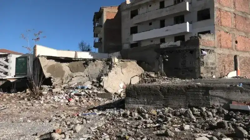 Malatya’da yıkımlar yarıda bırakılıyor: Güvenlik ve temizlik sorunu alarmı