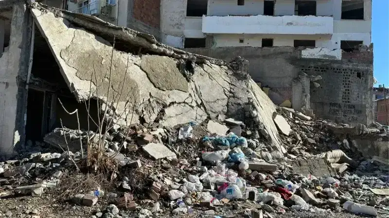 <h2>İNSANLAR İÇİN TEHLİKE ARZ ETMEYE DEVAM EDİYOR</h2>
<p>Yıkılan binaların çevresinde herhangi bir güvenlik tedbiri alınmıyor. Binaların iç kısımlarına kolayca giriş yapılabilmesi, bölgedeki tehlikeleri artırıyor. Her ne kadar yıkım işlemleri başlatılmış olsa da, tamamlanmamış ve terkedilmiş bu yapılar, insanlar için tehlike arz etmeye devam ediyor. Kuytu köşe bölgelerde bulunan bu terkedilmiş binaların içerisine, kötü niyetli kişilerin girerek uyuşturucu maddeler kullanması, kamu güvenliği açısından ciddi bir sorun oluşturuyor. Çeşitli maddeler kullanan kişilerin binaların içine girmesi, hem kendi canlarını riske atmalarına sebep olmakta, hem de çevreyi adeta bir çöplük haline getiriyor.</p>