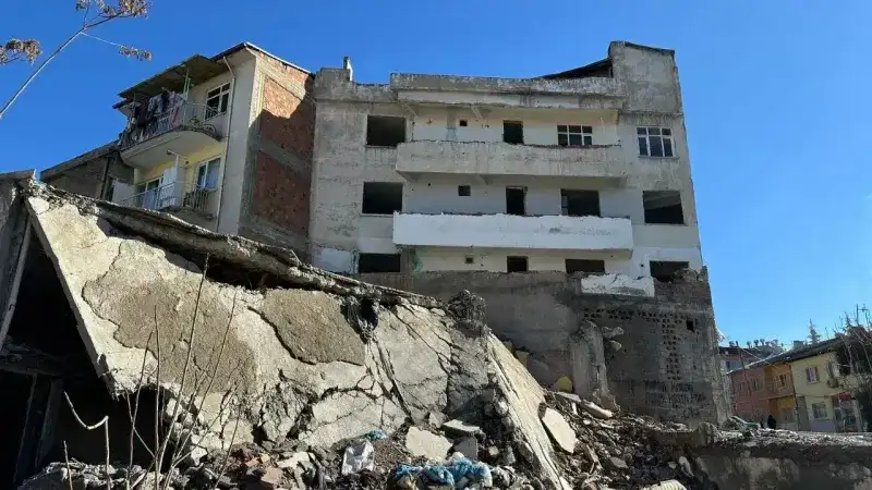 <h2>BİRİKMİŞ ÇÖPLER TEHLİKE SAÇIYOR</h2>
<p>Bu terkedilmiş bölgelerdeki binaların dışı ve içi, ne yazık ki ciddi temizlik sorunlarıyla karşı karşıya. Yıkım sonrası geriye kalan molozlar, eski yapılar ve birikmiş çöpler, sadece görsel değil, sağlık açısından da büyük bir tehdit oluşturuyor. Yerel halkın sessiz kaldığı bu durum, belediyenin ilgisizliğiyle birleşince, kentsel yaşam kalitesi oldukça düşmüş durumda. Çöplerin dağılması, etrafa yayılan pis koku ve bozulmuş binaların yarattığı tehlikeler, Malatya'nın geçmişte temizlik konusunda ne kadar öne çıkan bir şehir olduğunu gözler önüne seriyor.</p>