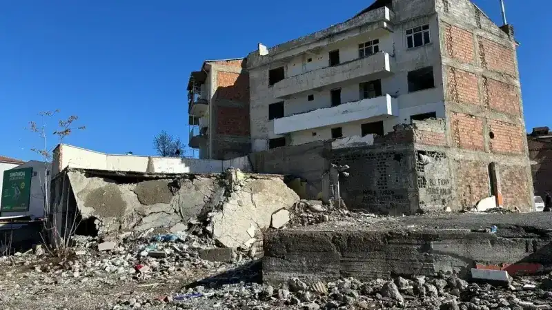 <h2>ÖRNEK ŞEHİRDİK</h2>
<p>Malatya'nın sokakları, caddeleri ve mahalleleri temizlik ve düzen konusunda yıllarca örnek gösterilen bir şehirken, terkedilmiş binaların yaratmış olduğu kirlilik ve güvensizlik, halkı şaşkına çevirmekte. Oysa Malatya halkı, bu tür çevre düzenlemeleri ve temizlik çalışmalarının her zaman ön planda olmasını bekliyor. Şehrin dört bir yanındaki terkedilmiş binaların sahip olduğu durum, kentsel yönetim konusunda ciddi bir sorgulama başlatılmasına neden olmuş durumda.</p>