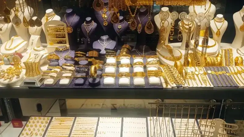 <p>Dünyada yaşanan ekonomik kaos ve savaşların bile yerelde uzun vade yatırımcılarını etkileyebileceğini belirten Malatya kuyumcu esnafı “Bu haftaki düşüşleri genel dalgalanmaya örnek verebiliriz, lakin uzun vadede ve onstaki belirli ilerlemeler sayesinde altın fiyatlarının altı binlere kadar yükseleceğini de öngörebiliriz” ifadelerini kullanarak, altını takip ederken ulusal uzmanlara da kulak verilmesi gerektiğini ve dolardaki fiyat artışlarının bile altını etkileyeceğini belirtti.</p>
<div id="0FAF0372_F218_6FEC_0522_2108684CC441"></div>