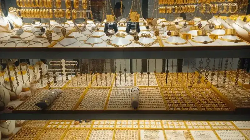 <p>Fiyatlarda geçen haftaya nazaran bu hafta bir düşüş yaşandığını belirten esnaf bu gerilemenin ayrıca bir alım fırsatı olarak değerlendirilebileceğini vurgulayarak, yatırım veya düğün hazırlığı yapan vatandaşların mevcut rakamlardan alım yapabileceğini tavsiye ederek “Düğün sezonu açılmaya başlayacak, evlenmeyi düşünenler bilezik olsun yatırım amaçlı olsun şimdiden alım yapabilirler” ifadelerine yer verdi.</p>
<div id="0FAF0372_F218_6FEC_0522_2108684CC441"></div>